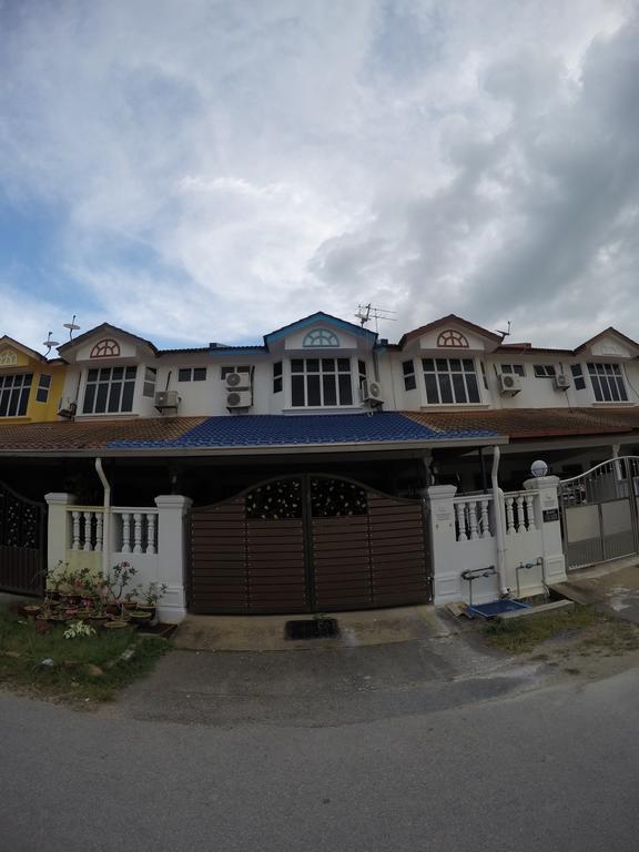 Little Blue House Kemaman Guesthouse Chukai Экстерьер фото